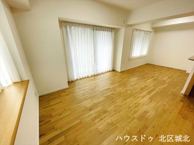 2方向から光と風を取り込む角部屋ならではのLDKです。日中は照明が不要なほど明るく、開放感あふれる快適な暮らしを実現します。