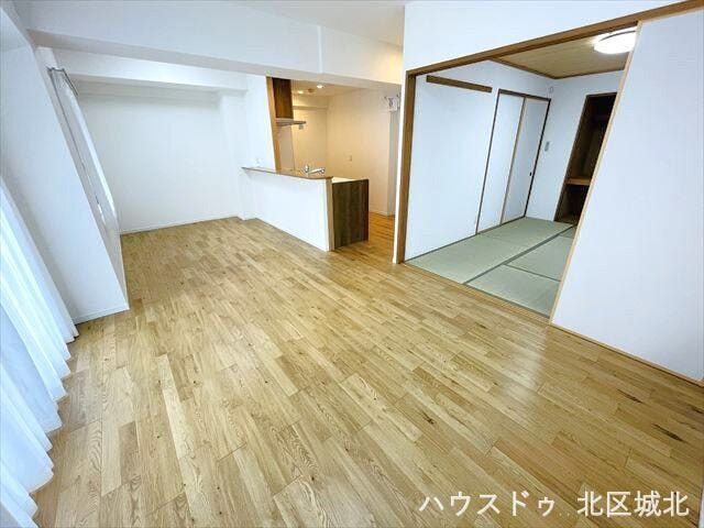 和室が緩やかにつながることで、LDKにさらなる広がりが生まれます。開け放てば大空間に、閉めれば個室にとフレキシブルに使えます。