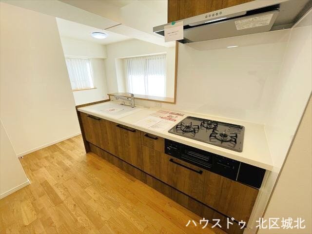 美しい木目調が空間に温もりと落ち着きをもたらすシステムキッチンです。統一感のあるデザインで、居心地の良い調理時間を楽しめます。