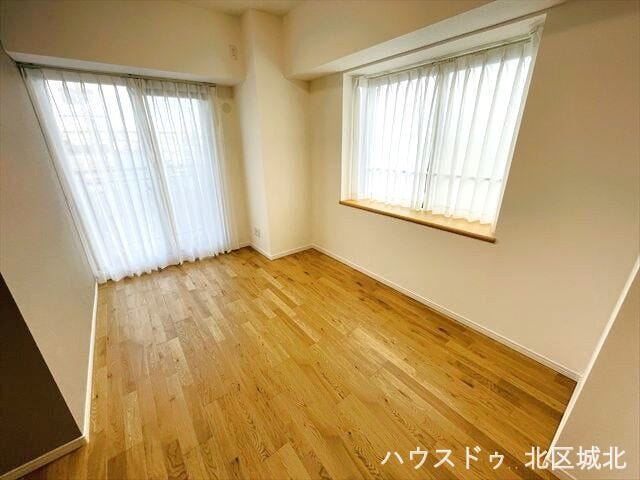 6.3帖洋室:大きな窓と2面採光で光あふれる洋室です。心地よい風が通り抜け、開放感に満ちた明るいプライベート空間を実現します。