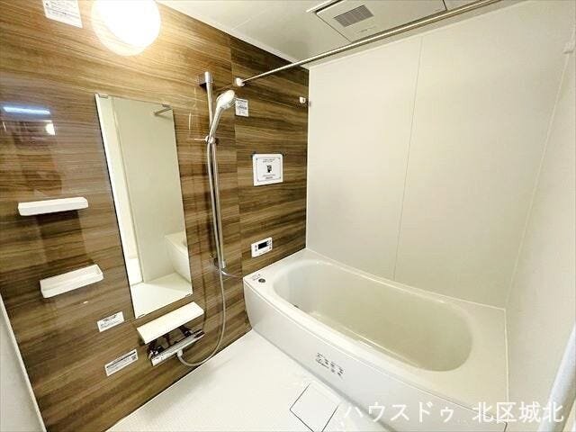 雨の日や花粉の季節にも安心な物干し付きの浴室です。浴室乾燥機と合わせて使えば洗濯物を効率良く乾かせ、快適に衣類を管理できます。