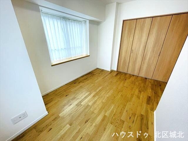 出窓の奥行きで空間に広がりを生み、室内を明るく照らします。飾り棚としても活用でき、2面採光で快適性を高めた洋室です。