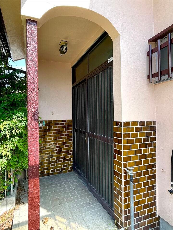 引き戸式で間口が広く、大きな庇のあるエントランス