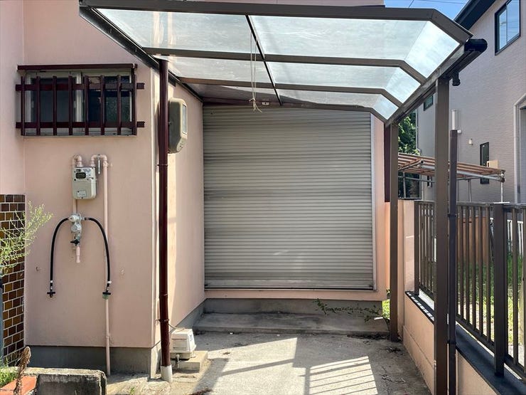 カーポートが付いた屋根付き駐車場