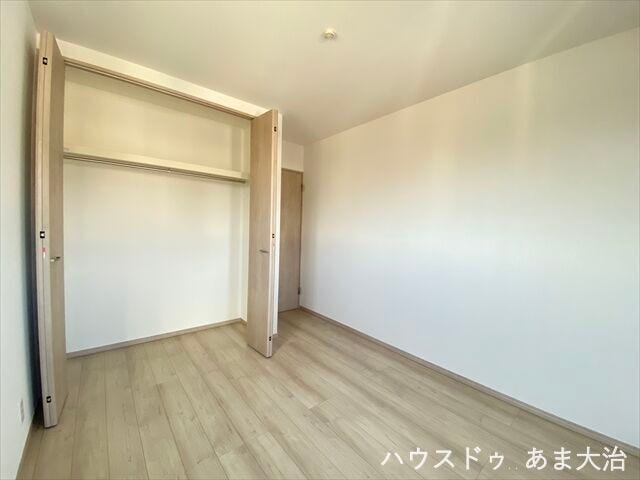 両開き収納で物の出し入れもしやすそうですね。ハンガーポール付きで取り込んだお洗濯物をそのまま収納ができますね♪