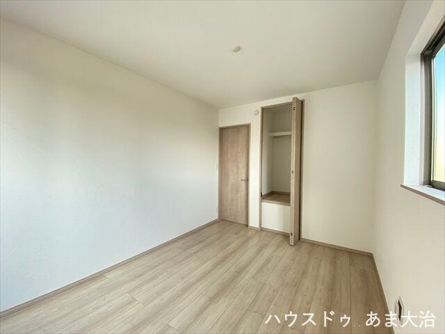 各居室に収納を設けた嬉しい間取り。枕棚付きなので収納力も高そうですね。