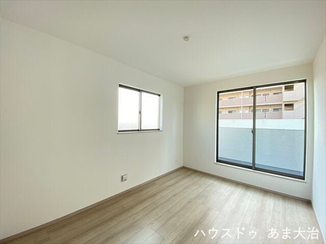 二面採光で採光と採風を確保した6帖洋室。東窓はすりガラスなので周りの視界を気にすることなくお過ごしいただけそうです。