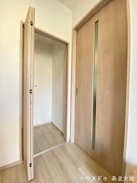 あると助かる廊下収納は、お掃除グッズ等を収納したりファミリークローゼットとして活用したりと幅広くご利用いただけそうです。