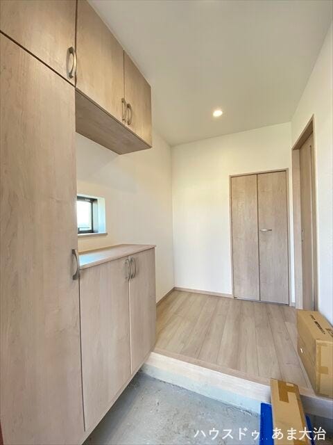 足元に空間のある玄関収納は圧迫感もなく、空間を広く感じます◎