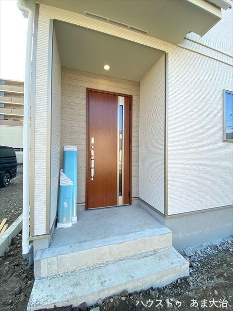 深い庇のある玄関ポーチで雨が降っていても室内に雨が降りこむ心配もなさそうですね。