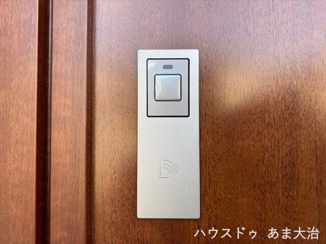 施錠がしやすいタッチレスキーの玄関ドア。