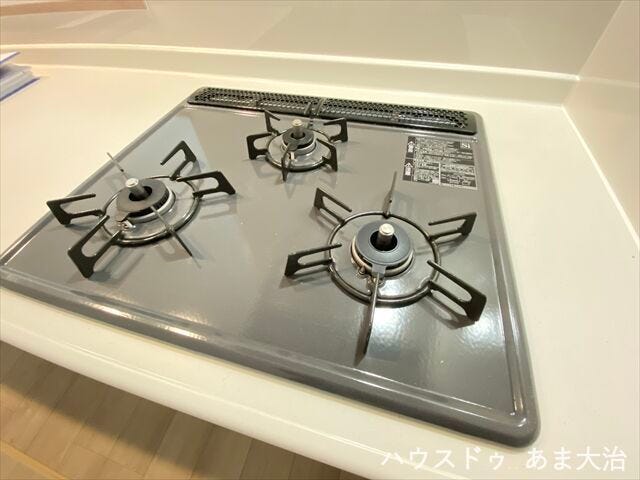 三口のガスコンロで一度に多種類調理が可能◎