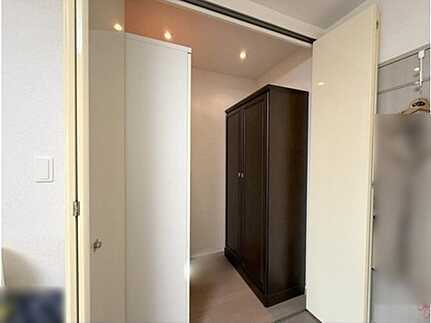 約9帖の洋室にはウォークインクローゼットもあり、お気に入りの洋服や荷物もすっきり収納できます