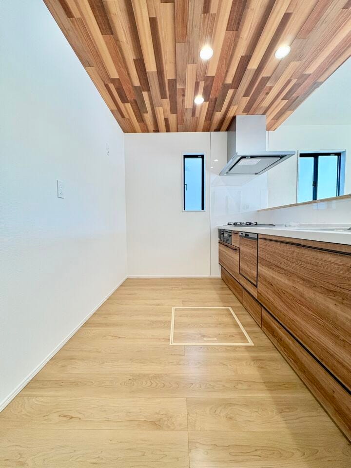 冷蔵庫や食器棚を置いても広々。使い勝手の良いキッチン空間へ。キッチン天井は木目調のデザインでおすすめポイントです。