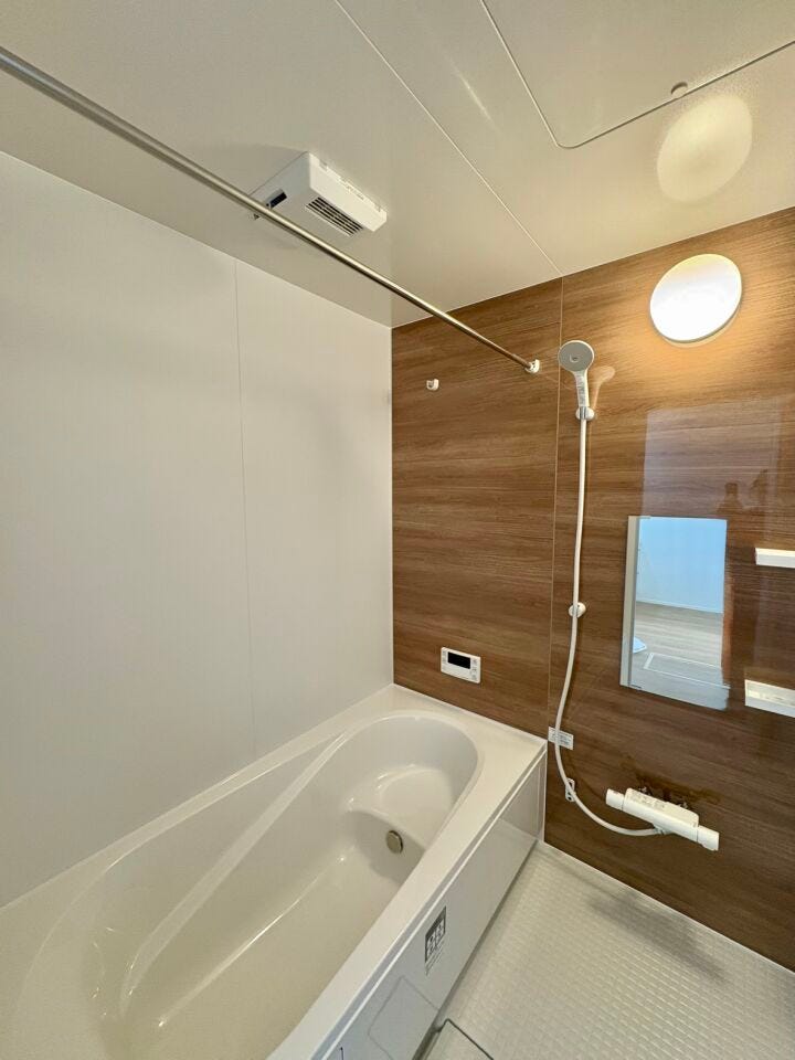 浴室乾燥付きのため、天気の悪い日や花粉の季節も心配ありません。一面のみ違うデザインになっているのもポイントです。