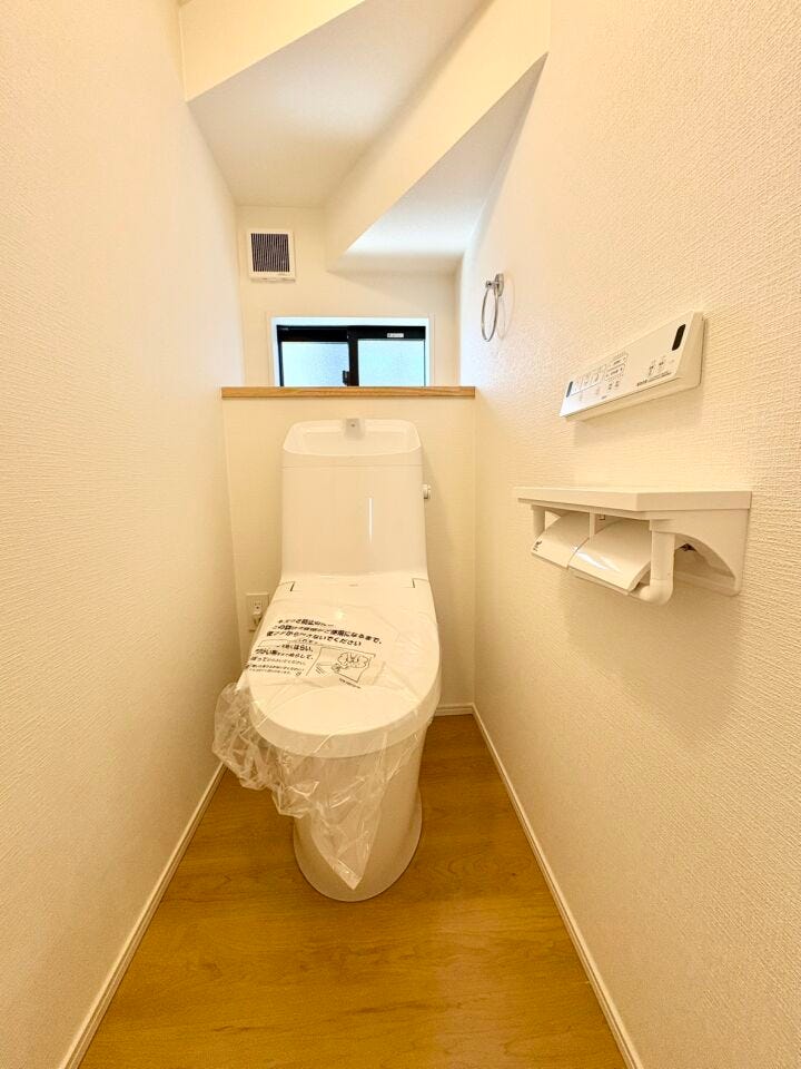 【1階トイレ】トイレは窓付きなので換気がしやすいですね。温水洗浄便座で快適&衛生的。ペーパー節約にも。