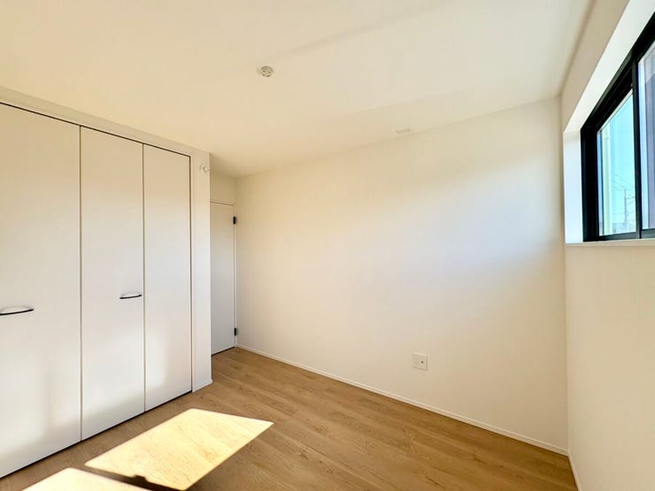 陽光が差し込む明るく快適な空間へ。クローゼット付きなので収納場所にも困りません。