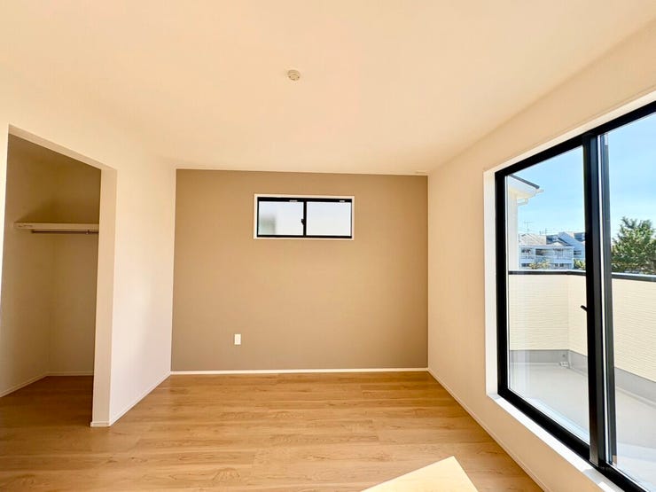 大きな窓からたっぷり光が差し込み、バルコニー直結のお部屋です。ウォークインクローゼット付きで収納力◎