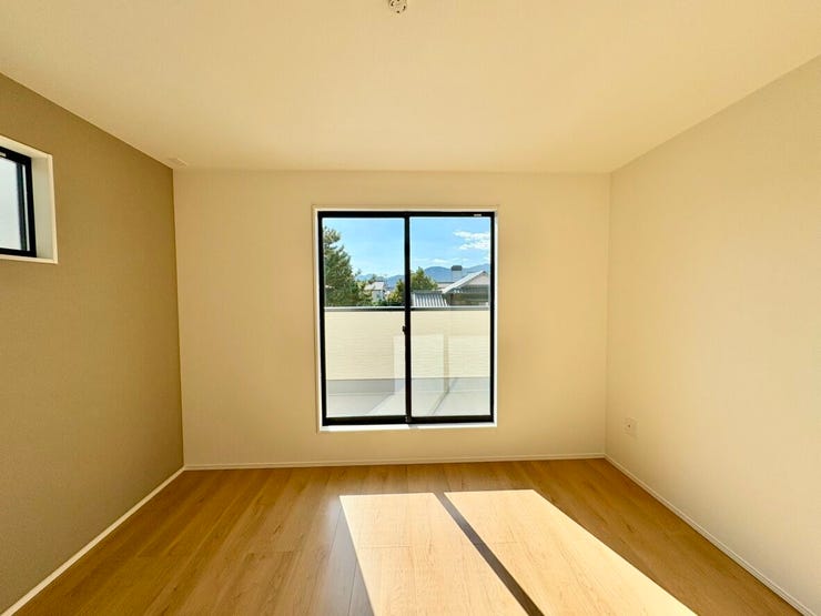 自然光が室内を優しく照らし、時間帯によって表情が変わる心地良い空間です。