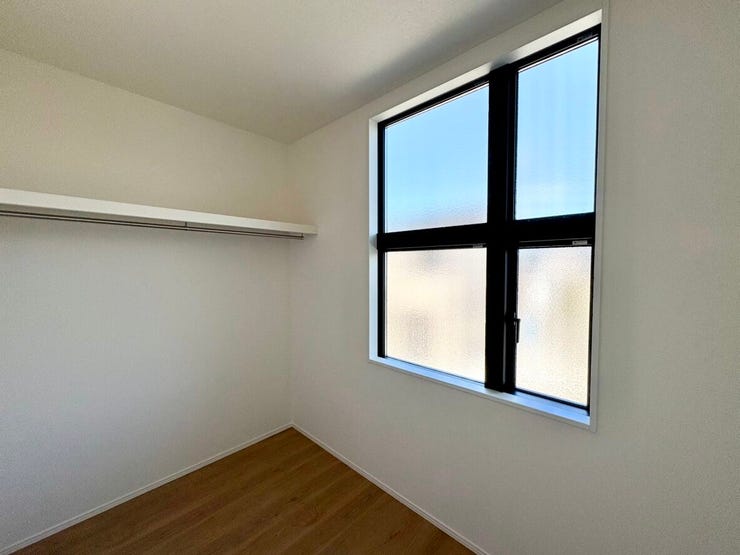 【ファミリークローク】大容量でお洋服やシーズンものの収納もばっちり。開閉の可能な窓付きのため、湿気がこもりにくく、カビ予防にも効果的です。