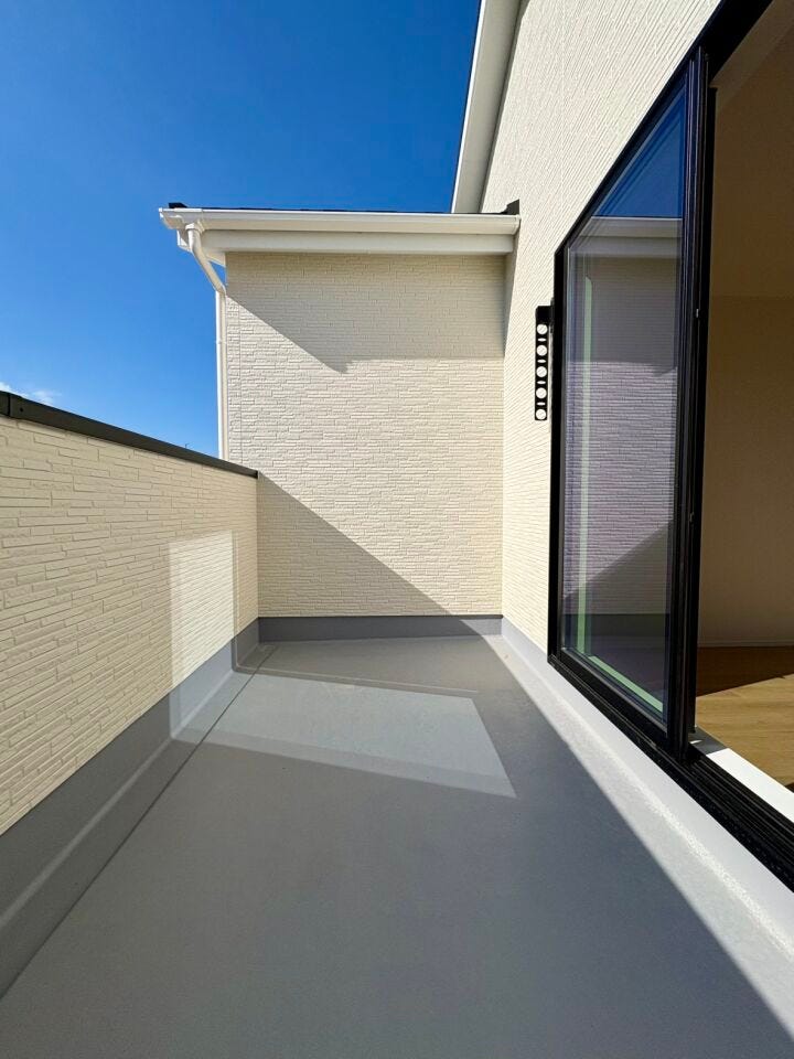 南東向きのバルコニーで陽当たり良好。お布団も気持ちよく干すことができます。