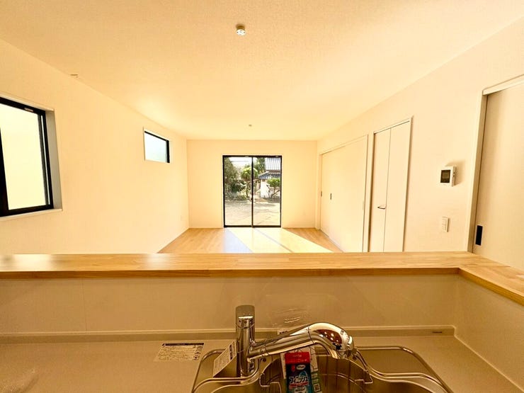 キッチンにいてもリビングにいるご家族の様子を見ながら、お料理をすることができます。