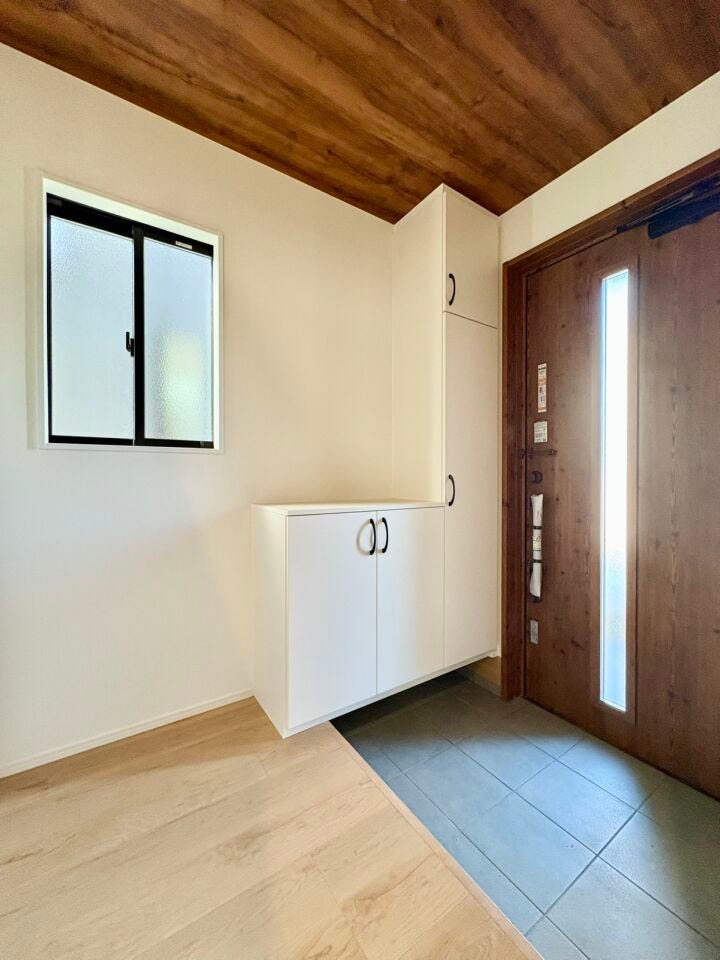 採光が差し込み明るい玄関でご家族やお客さまを華やかにお出迎えしてくれます!