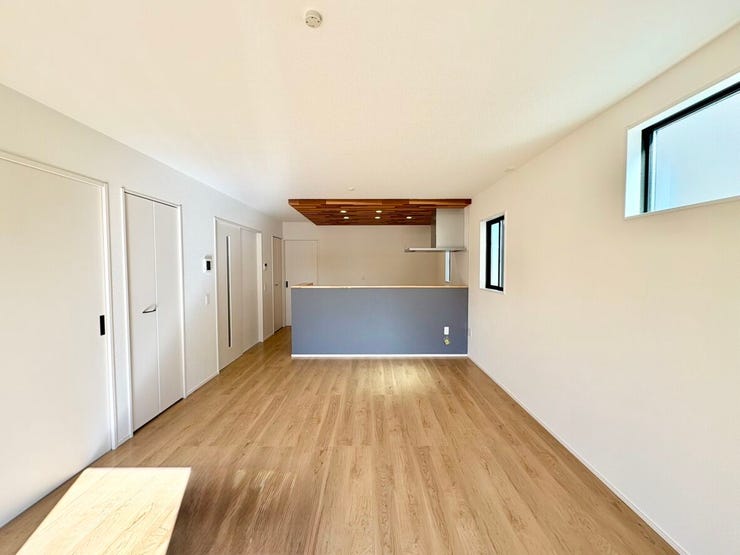 南東向きのリビングは陽当たり良好で日中は電気いらずで過ごすことができます。