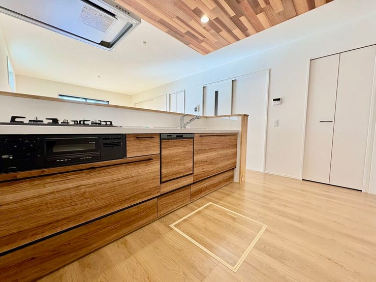 嬉しい床下収納付きで、食器洗浄乾燥機も備え付きのため面倒な皿洗いは食洗器に任せてしまいましょう。