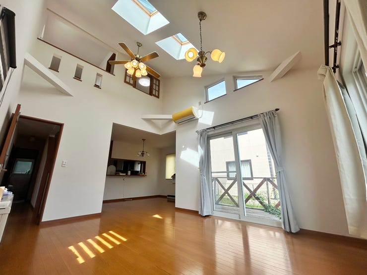 室内(2025年9月)撮影
◎本日案内可能◎
ご家族が集まるリビングは明るく過ごしやすい空間♪