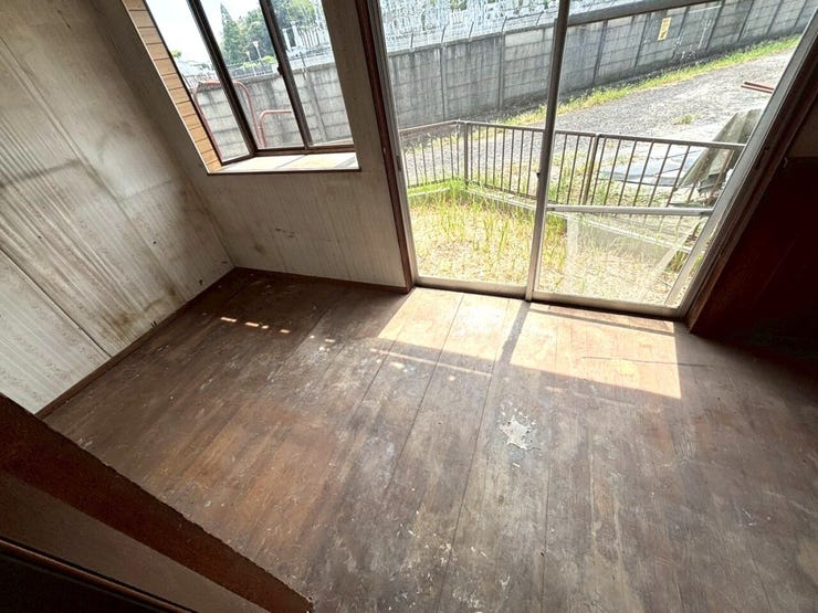 ◆リビングの横のスペースは陽当たりも良好のため、お洗濯ものを干したり日向ぼっこも気持ちがいいですね♪