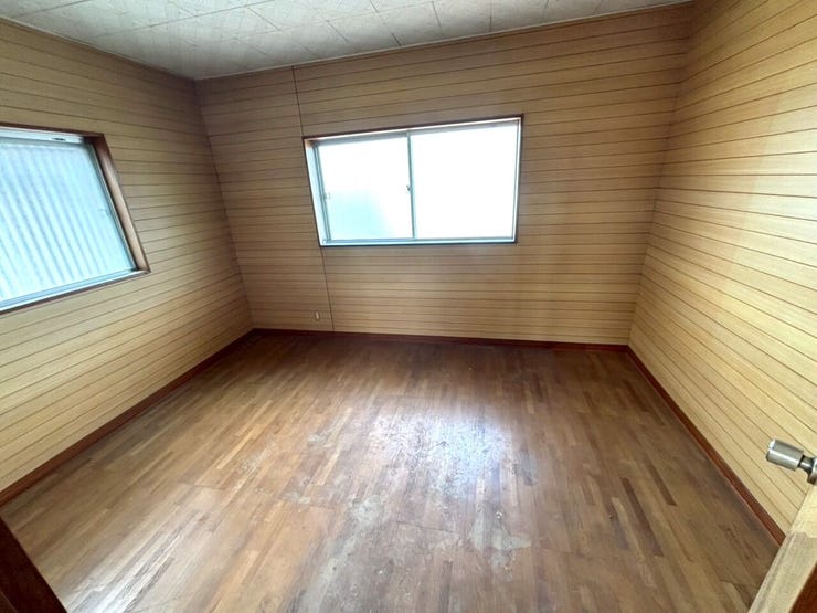 ◆2階東側洋室は木目模様が温かみのある、バルコニーに面したお部屋です。