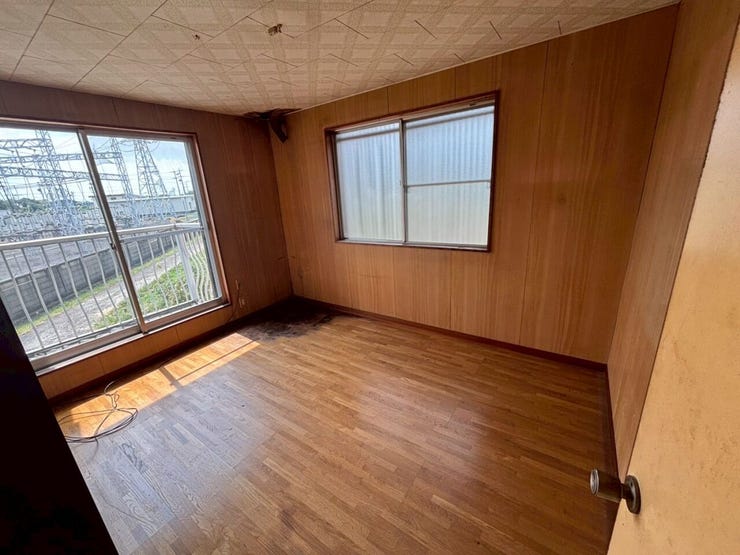 ◆2階北側洋室はバルコニーに面したお部屋です。お布団も干しやすく、自然光がたっぷり入りますね♪