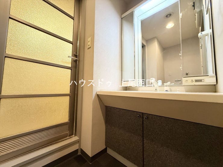 鏡裏収納・上部ライトが備わっている洗面台が備わっております。
収納力豊富で洗面台周りをすっきり見せることができます。