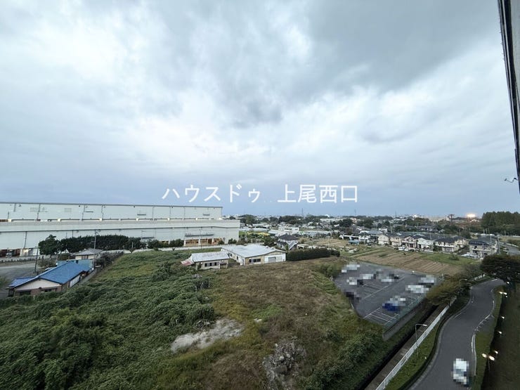 こちらのバルコニーからは花火大会を見ることができます。
9階部分に位置するため、眺望良好な心地の良い眺めとなっております。