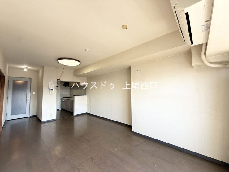 LDK約19.0帖。
広々としゆとりのあるリビングとなっております。
室内大変きれいにお使いです。