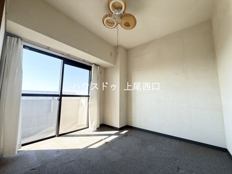 南西側洋室約4.5帖。
リビング・バルコニーと繋がっているお部屋となっております。
来客用やお子様のお昼寝スペースにも役立つ便利な洋室です♪