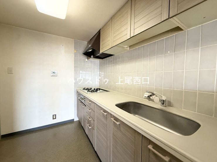 三口ガスコンロが備わっているキッチン。
ゆとりのある幅のキッチンスペースとなっている為、お料理もしやすいです。