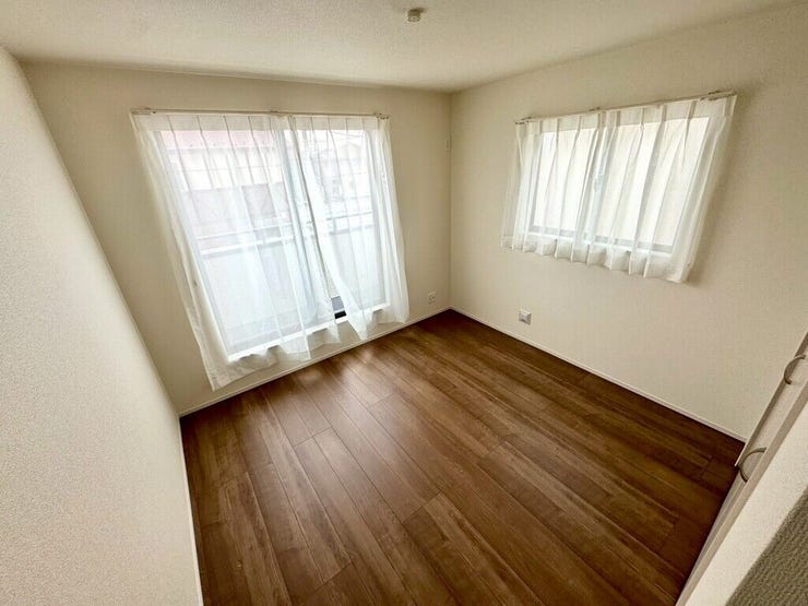 【Bedroom】ベッドとデスクを置いてもゆとりのある、使い勝手の良い広さの洋室です。