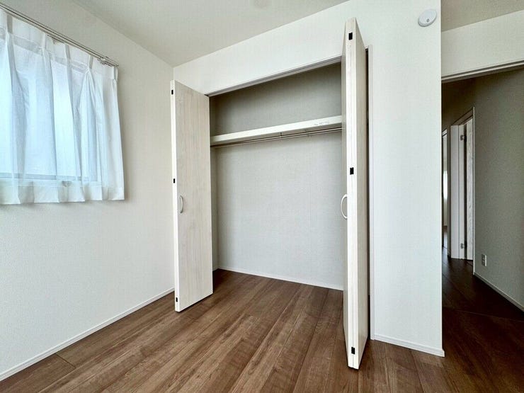 【Bedroom】クローゼット完備で収納力◎。家具の配置もしやすい機能的な洋室です。