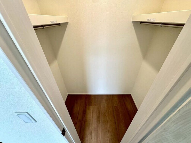 【WIC】広々としたウォークインクローゼットで、衣類や小物をすっきり収納できます。