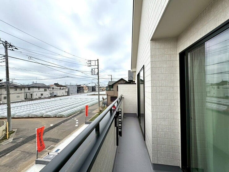【Balcony】日当たりの良いバルコニーはお洗濯物がしっかり乾きやすく、毎日の家事にも重宝します。