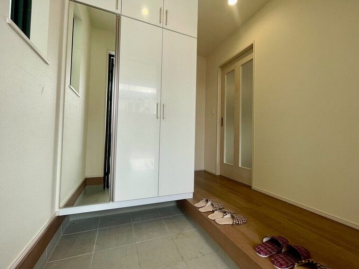 【Entrance】シューズボックス完備の玄関で、靴や小物もスッキリ収納できます。