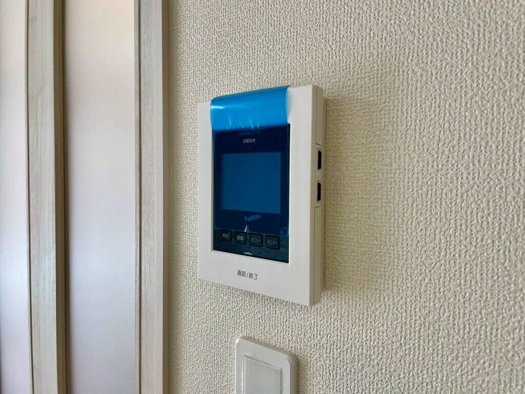 【Facilities】来訪者を確認できるモニター付きインターホンで、防犯面も安心です。