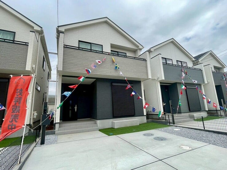 【Exterior】前面道路が広めなので、開放感も◎。見通しがよく、安心感のある立地です。