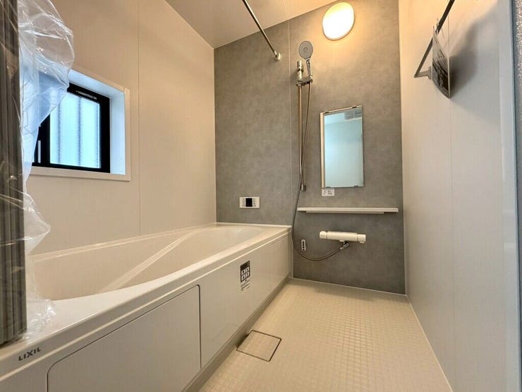 【Bathroom】広く快適な浴室で、ゆったりとお湯に浸かるひとときをお楽しみいただけます。