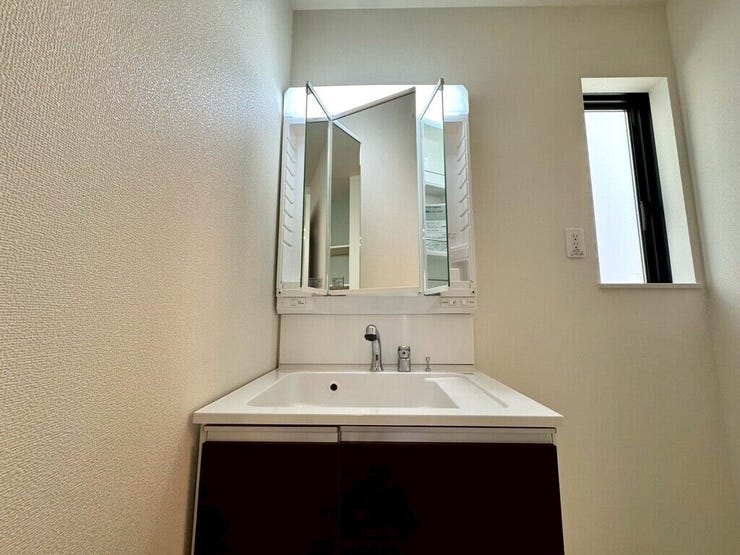 【Washroom】すっきりとしたデザインで、毎日の生活が快適に。収納も豊富な洗面所です。