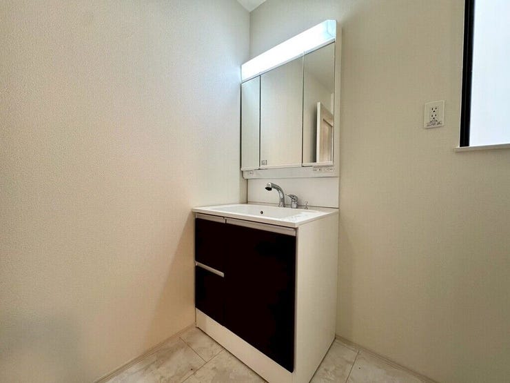 【Washroom】毎朝の準備がスムーズに。広めの洗面台と収納が使いやすい洗面所です。