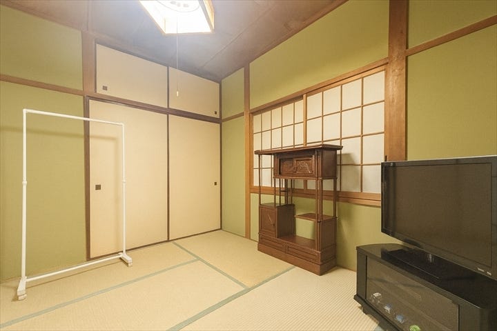 座布団や低いテーブル、インテリア用品を和紙などを使ったものにすると、
より一層「和」を感じることができます。