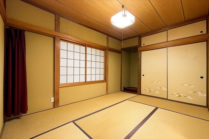 来客時に座布団を出せば応接間になり、布団を敷けば来客用の寝室にもなります。
親族や友人が泊りがけで遊びに来られるようなご家庭では、客間として重宝するはずです。